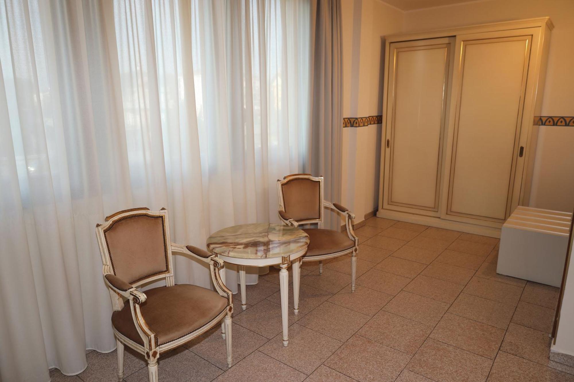 Hotel Ristorante Continental ออซิโอ ซอตโต ภายนอก รูปภาพ