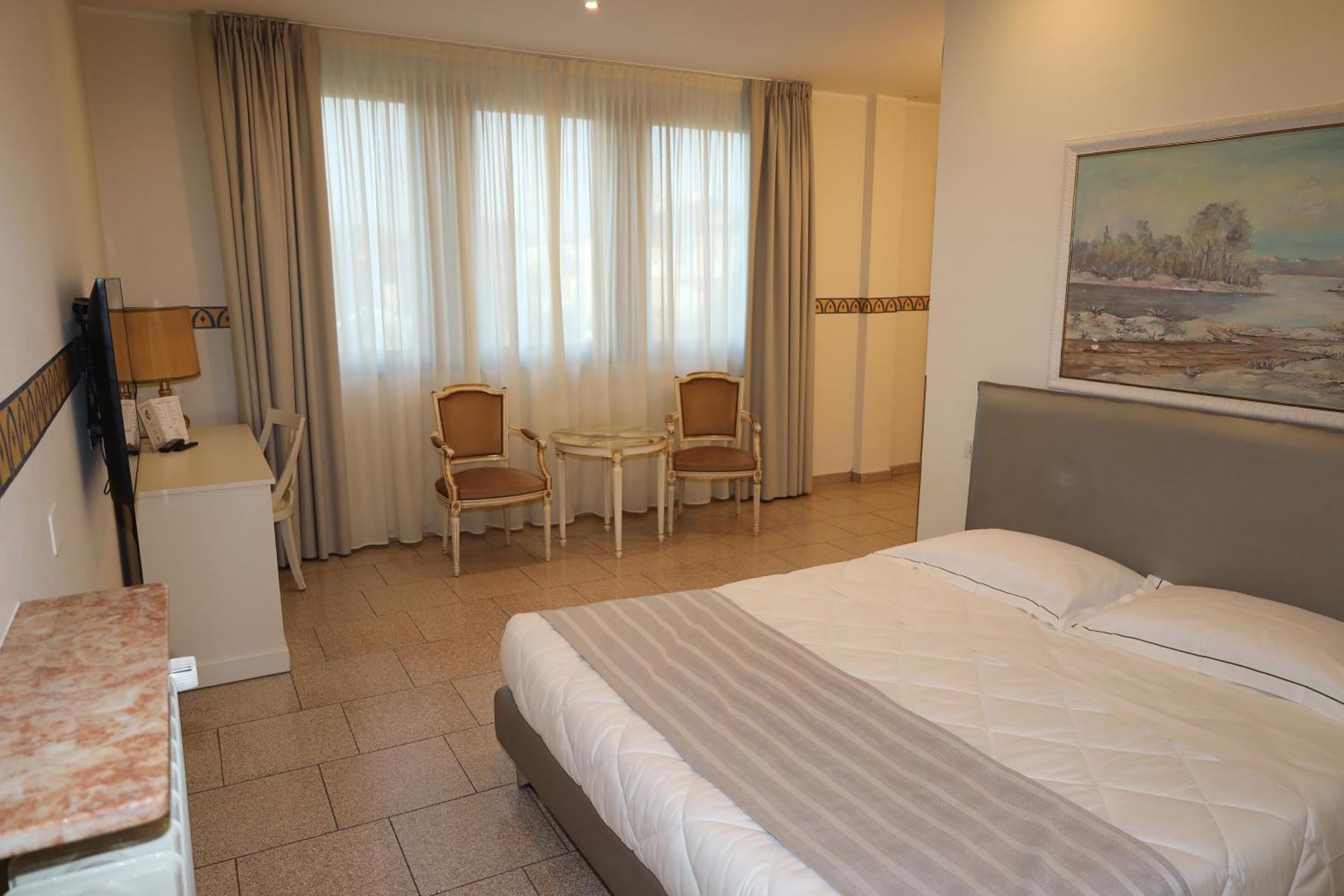 Hotel Ristorante Continental ออซิโอ ซอตโต ภายนอก รูปภาพ
