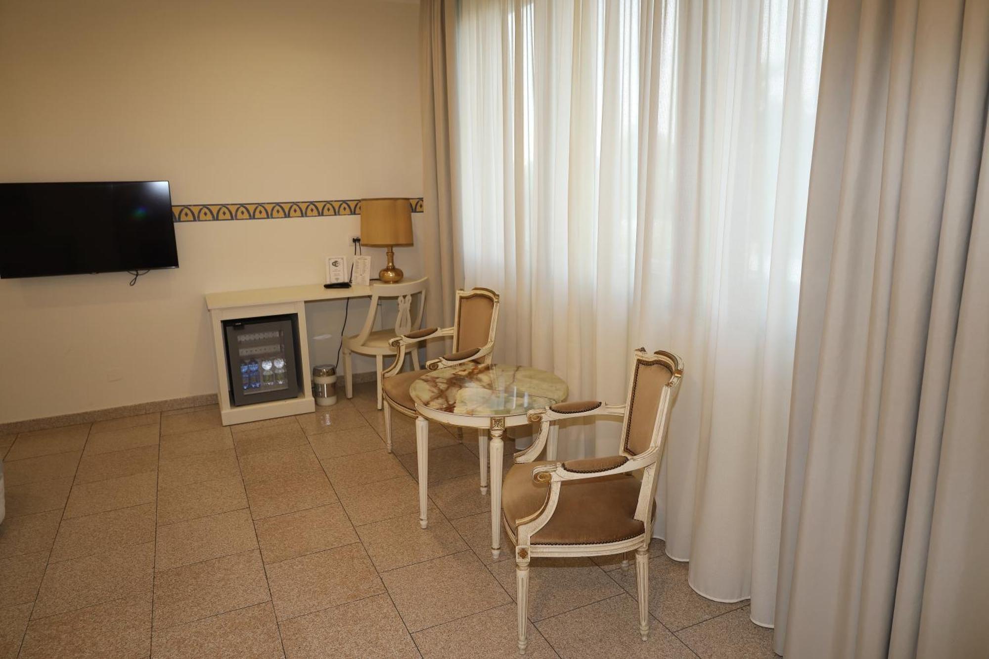 Hotel Ristorante Continental ออซิโอ ซอตโต ภายนอก รูปภาพ