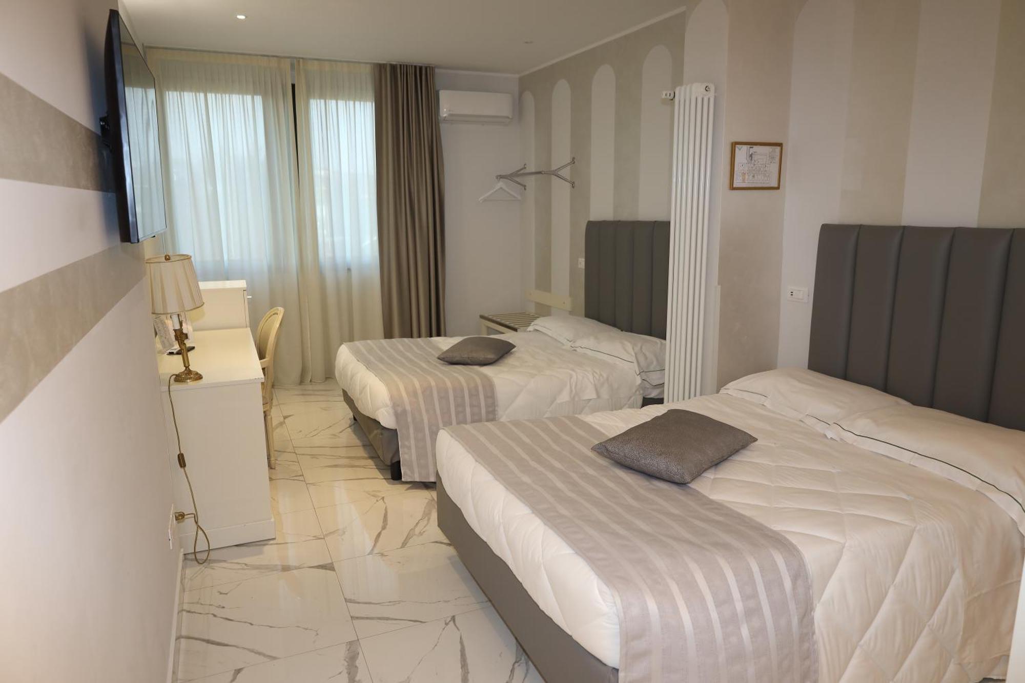 Hotel Ristorante Continental ออซิโอ ซอตโต ภายนอก รูปภาพ