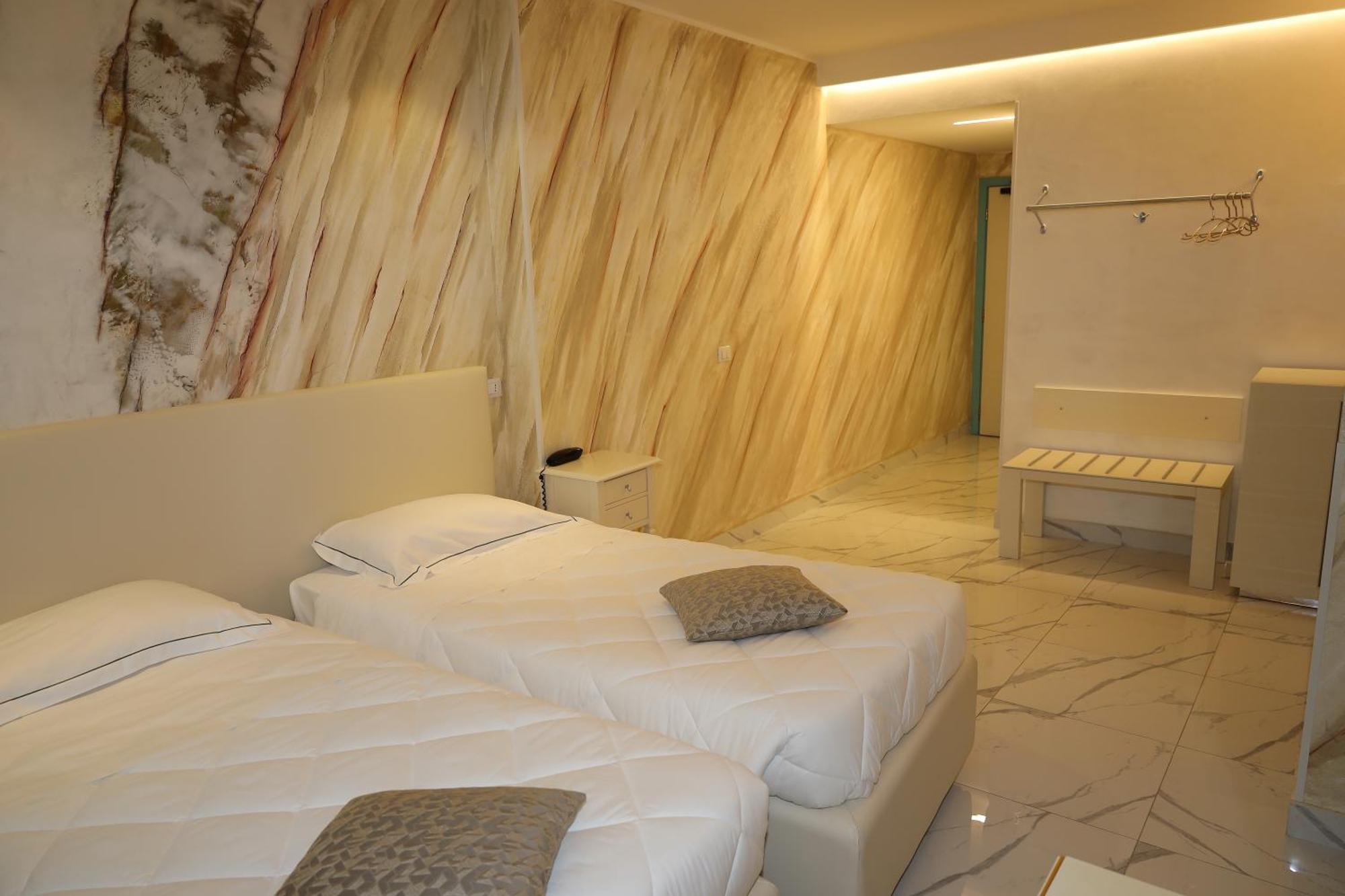 Hotel Ristorante Continental ออซิโอ ซอตโต ภายนอก รูปภาพ