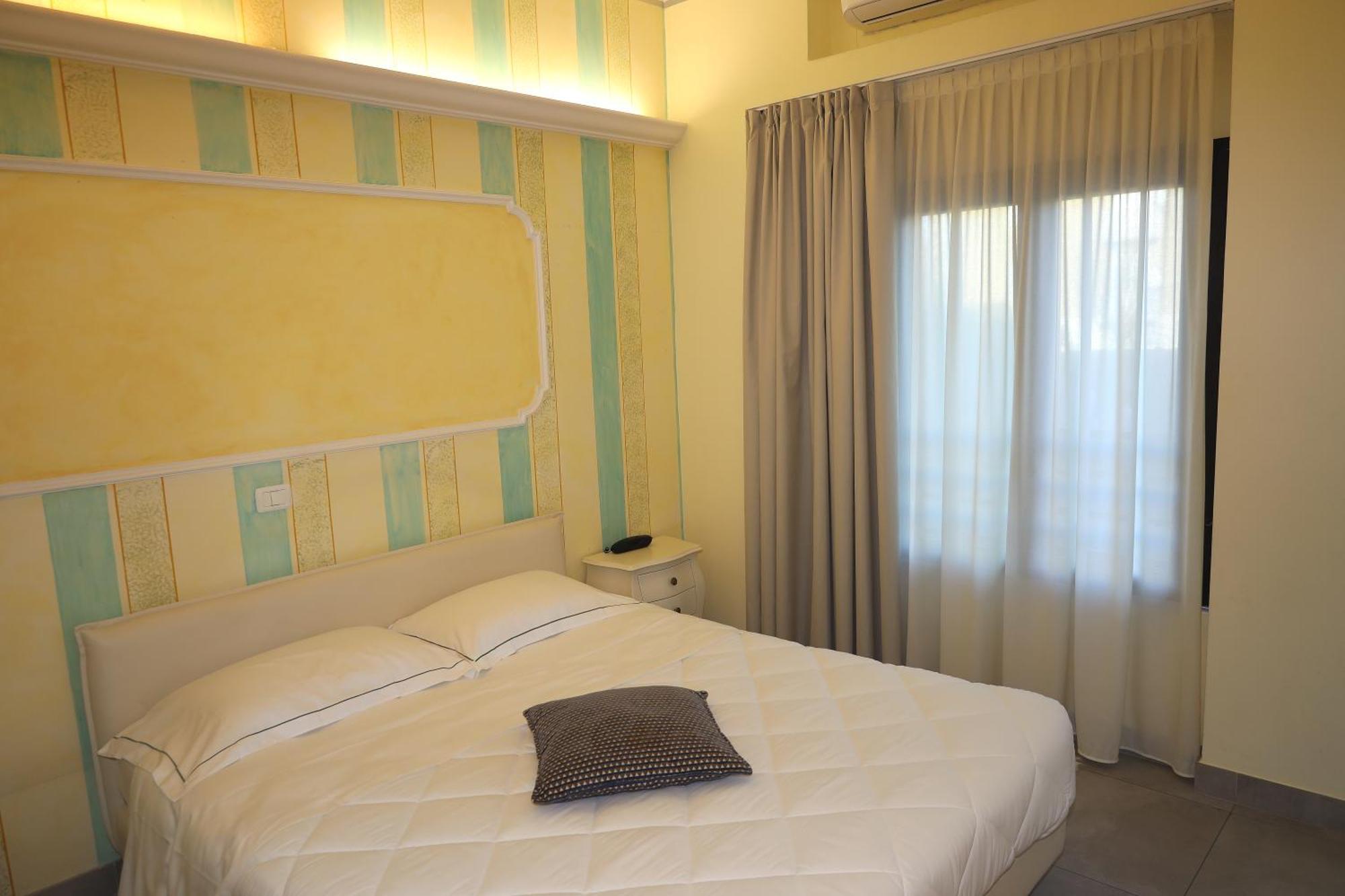 Hotel Ristorante Continental ออซิโอ ซอตโต ภายนอก รูปภาพ