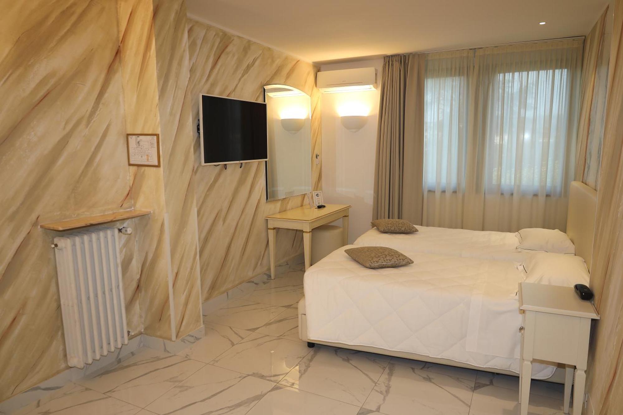 Hotel Ristorante Continental ออซิโอ ซอตโต ภายนอก รูปภาพ