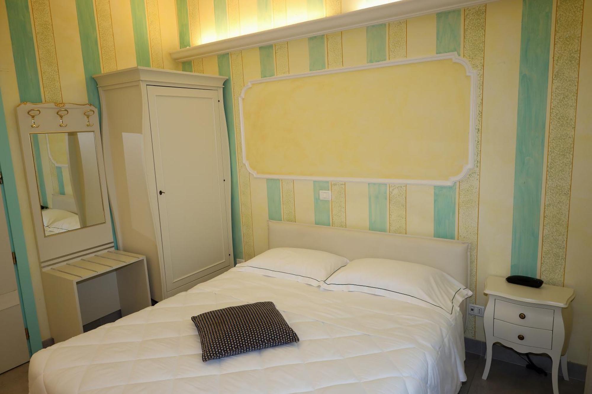 Hotel Ristorante Continental ออซิโอ ซอตโต ภายนอก รูปภาพ