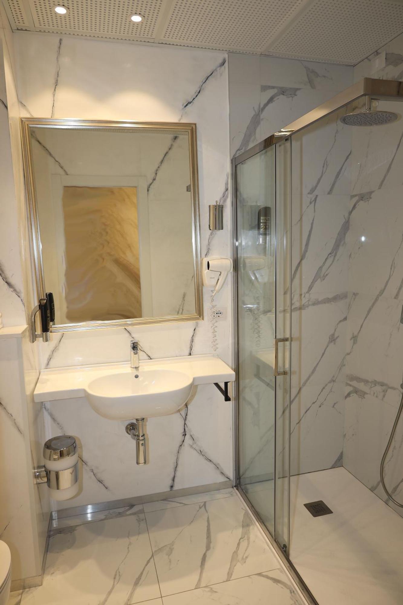 Hotel Ristorante Continental ออซิโอ ซอตโต ภายนอก รูปภาพ