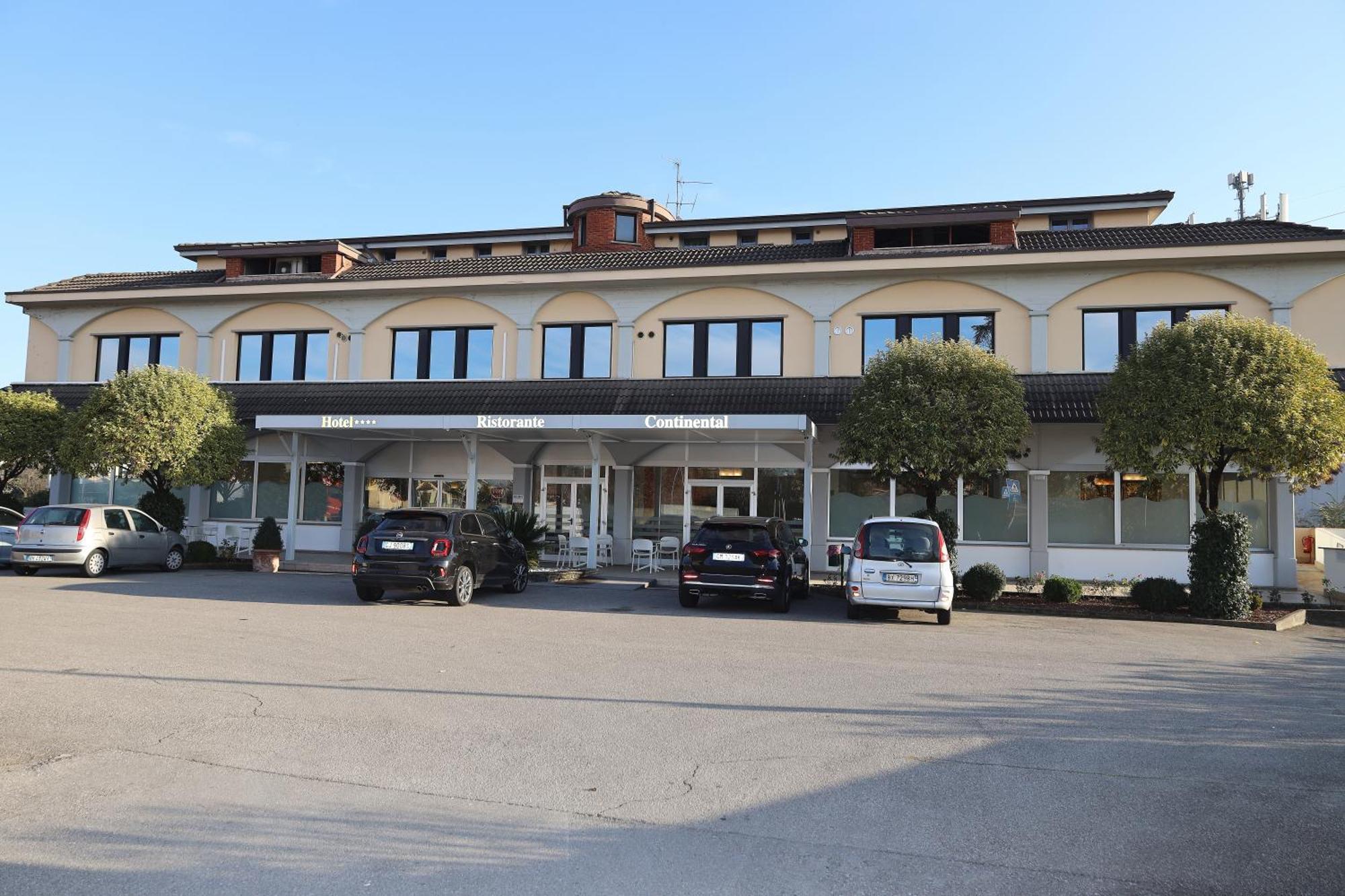 Hotel Ristorante Continental ออซิโอ ซอตโต ภายนอก รูปภาพ