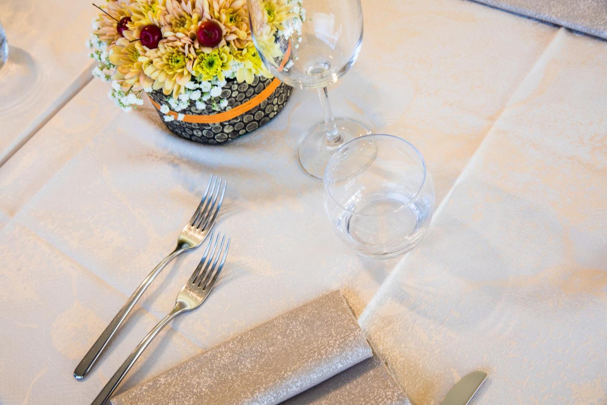 Hotel Ristorante Continental ออซิโอ ซอตโต ภายนอก รูปภาพ