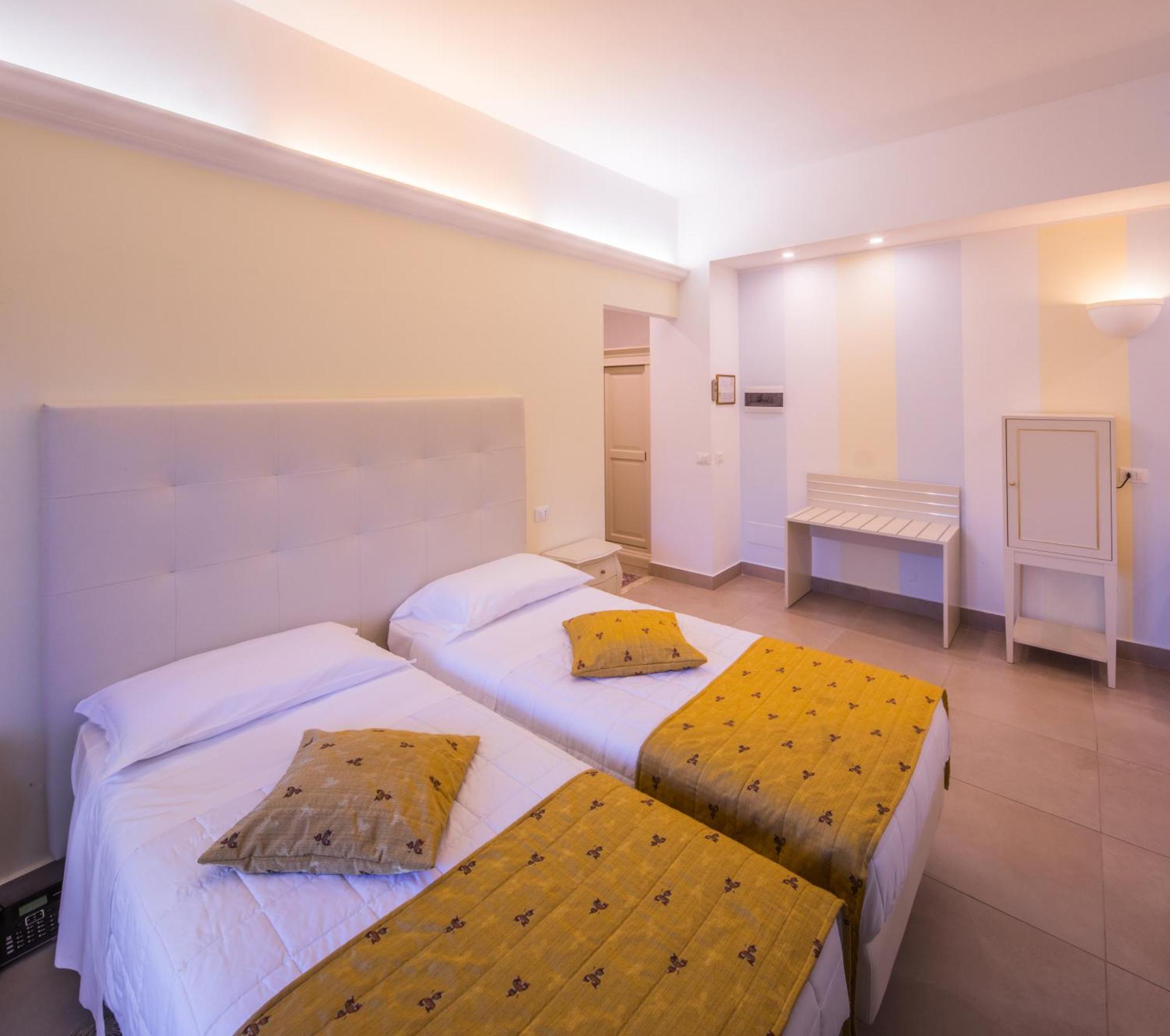 Hotel Ristorante Continental ออซิโอ ซอตโต ภายนอก รูปภาพ