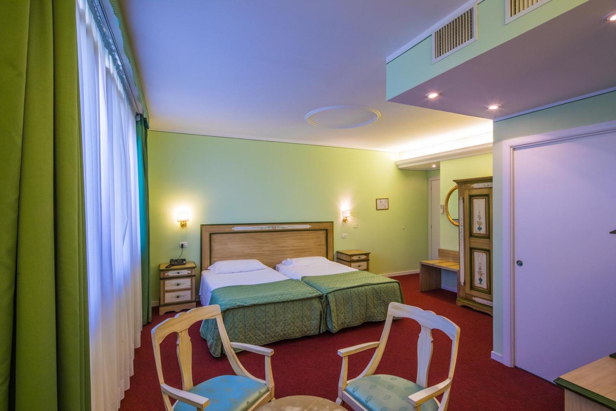 Hotel Ristorante Continental ออซิโอ ซอตโต ภายนอก รูปภาพ